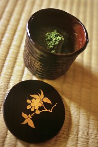 BOITE A THE VERT EN BOIS LAQUE (NATSUME) DECOREE DE MOTIFS DIFFERENTS SELON LES SAISONS, UTILISEE POUR LA CEREMONIE TRADITIONNELLE DU THE (CHANOYU), JAPON, ASIE 