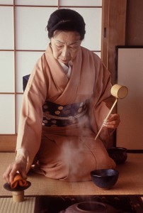 JAPONAISE, MAITRE DE CEREMONIE TRADITIONNELLE DU THE (CHANOYU) QUI SE DEROULE SELON LES PRINCIPES D'HARMONIE, DE RESPECT, DE PURETE ET DE TRANQUILLITE, JAPON, ASIE 
