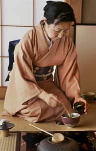 JAPONAISE, MAITRE DE CEREMONIE TRADITIONNELLE DU THE (CHANOYU) QUI SE DEROULE SELON LES PRINCIPES D'HARMONIE, DE RESPECT, DE PURETE ET DE TRANQUILLITE, JAPON, ASIE 