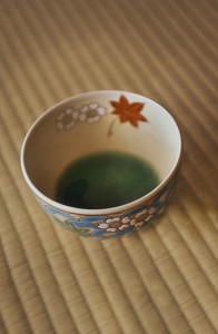 USTENSILE DE LA CEREMONIE TRADITIONNELLE DU THE (CHANOYU), BOL A THE (CHAWAN) DECORE DE MOTIFS EN RAPPORT AVEC LES SAISONS, JAPON, ASIE 