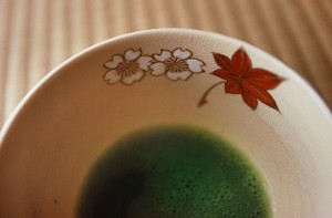 USTENSILE DE LA CEREMONIE TRADITIONNELLE DU THE (CHANOYU), BOL A THE (CHAWAN) DECORE DE MOTIFS EN RAPPORT AVEC LES SAISONS, JAPON, ASIE 