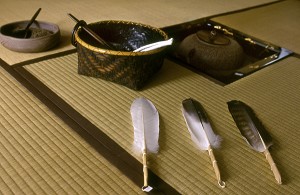 BALAIS DE PLUME POUR NETTOYER LA CENDRE AUTOUR DU FOYER (RO) ET AUTRES USTENSILES UTILISES POUR LA CEREMONIE TRADITIONNELLE DU THE (CHANOYU), JAPON, ASIE 