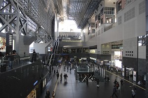 GARE FERROVIAIRE DE KYOTO RECONSTRUITE EN 1997, L'UNE DES PLUS IMPORTANTES DU JAPON AVEC ONZE ETAGES, DES RESTAURANTS, HOTELS ET BOUTIQUES, KYOTO, JAPON, ASIE 