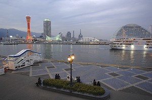 PORT DE KOBE, UN DES PLUS IMPORTANTS DU JAPON, RECONSTRUIT AINSI QUE LA VILLE APRES UN VIOLENT SEISME EN 1995, KOBE, ILE DE HONSHU, JAPON, ASIE 