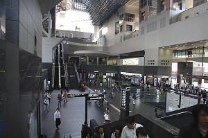 GARE FERROVIAIRE DE KYOTO RECONSTRUITE EN 1997, L'UNE DES PLUS IMPORTANTES DU JAPON AVEC ONZE ETAGES, DES RESTAURANTS, HOTELS ET BOUTIQUES, KYOTO, JAPON, ASIE 