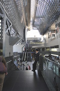 GARE FERROVIAIRE DE KYOTO RECONSTRUITE EN 1997, L'UNE DES PLUS IMPORTANTES DU JAPON AVEC ONZE ETAGES, DES RESTAURANTS, HOTELS ET BOUTIQUES, KYOTO, JAPON, ASIE 
