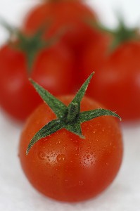 TOMATE RONDE, A LA FOIS FRUIT ET LEGUME CONTENANT DU LYCOPENE, UN PUISSANT ANTIOXYDANT BON POUR LA PROSTATE ET LA PEAU 