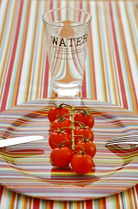 REPAS LEGER ET DIETETIQUE, ASSIETTE DE TOMATES CERISES, A LA FOIS FRUIT ET LEGUME CONTENANT DU LYCOPENE, PUISSANT ANTI-OXYDANT BON POUR LA PROSTATE ET LA PEAU 