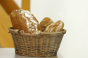 PAINS BIO AUX CEREALES DANS UNE CORBEILLE EN OSIER 