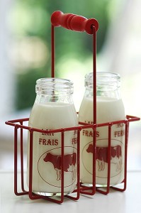 LAIT DE VACHE DANS UNE BOUTEILLE EN VERRE TRADITIONNELLE, BOISSON RICHE EN CALCIUM, VITAMINES ET OLIGO-ELEMENTS MAIS PARFOIS DIFFICILE A DIGERER 