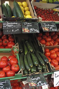 LEGUMES ET FRUITS D'ETE (CONCOMBRES, CITRONS, TOMATES ET COURGETTES), ETAL D'UN PRIMEUR EN FRANCE 