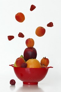 EXPLOSION DE FRUITS (NECTARINE, ABRICOT, FRAMBOISE, ORANGE ET CITRON) DANS UNE ECUMOIRE 