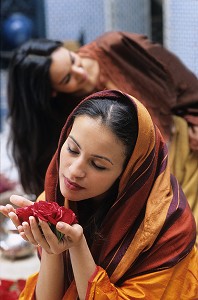 BEAUTE ET SOINS DU CORPS, TRADITIONS DU MAROC 