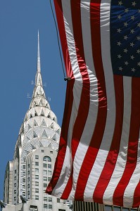 AMERICAN FLAG AND THE CHRYSLER BUILDING, NEW YORK CITY, UNITED STATES DRAPEAU AMERICAIN FLOTTANT DEVANT LE CHRYSLER BUILDING, QUARTIER DE MIDTOWN, MANHATTAN, NEW YORK CITY, ETAT DE NEW YORK, ETATS-UNIS 