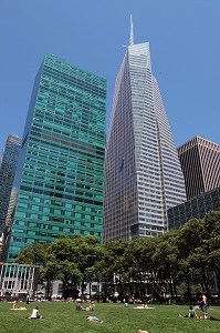 BRYANT PARK ENTOURE PAR LES BUILDINGS DONT LE SIEGE DE LA BANK OF AMERICA A DROITE, QUARTIER DE MIDTOWN, MANHATTAN, NEW YORK CITY, ETAT DE NEW YORK, ETATS-UNIS 