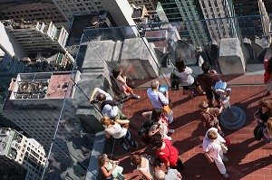 TOURISTES ADMIRANT LE PANORAMA SUR MANHATTAN DEPUIS LE TOP OF THE ROCK, TERRASSE PANORAMIQUE DU GE BUILDING, ROCKEFELLER CENTER, QUARTIER DE MIDTOWN, MANHATTAN, NEW YORK CITY, ETAT DE NEW YORK, ETATS-UNIS 