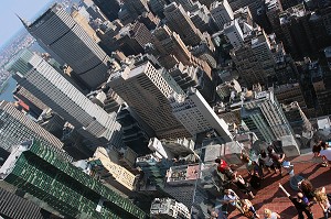 TOURISTES ADMIRANT LE PANORAMA SUR MANHATTAN DEPUIS LE TOP OF THE ROCK, TERRASSE PANORAMIQUE DU GE BUILDING, ROCKEFELLER CENTER, QUARTIER DE MIDTOWN, MANHATTAN, NEW YORK CITY, ETAT DE NEW YORK, ETATS-UNIS 