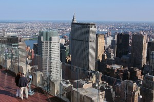 TOURISTES ADMIRANT LE PANORAMA SUR MANHATTAN DEPUIS LE TOP OF THE ROCK, TERRASSE PANORAMIQUE DU GE BUILDING, ROCKEFELLER CENTER, QUARTIER DE MIDTOWN, MANHATTAN, NEW YORK CITY, ETAT DE NEW YORK, ETATS-UNIS 