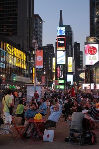 ZONE PIETONNE ET BUILDINGS DE TIMES SQUARE, LA NUIT, QUARTIER DE MIDTOWN, MANHATTAN, NEW YORK CITY, ETAT DE NEW YORK, ETATS-UNIS 