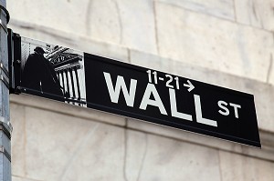 PANNEAU DE RUE INDIQUANT WALL STREET APPOSE SUR LA FACADE DE LA BOURSE DE NEW YORK, MANHATTAN, NEW YORK CITY, ETAT DE NEW YORK, ETATS-UNIS 