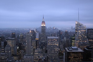 VUE A LA TOMBEE DE LA NUIT SUR L'EMPIRE STATE BUILDING ET LE QUARTIER DE MIDTOWN DEPUIS LE TOP OF THE ROCK, OBSERVATOIRE DU ROCKEFELLER CENTER, MANHATTAN, NEW YORK CITY, ETAT DE NEW YORK, ETATS-UNIS 