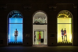 VITRINES DE LA BOUTIQUE VERSACE, LA NUIT, 5TH AVENUE, QUARTIER DE MIDTOWN, MANHATTAN, NEW YORK CITY, ETAT DE NEW YORK, ETATS-UNIS 
