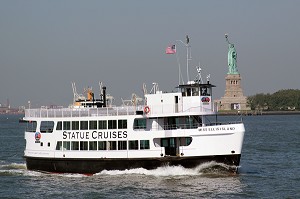BATEAU DE LA COMPAGNIE STATUE CRUISES CONDUISANT LES TOURISTES SUR L'ILE DE LA STATUE DE LA LIBERTE, PORT DE NEW YORK CITY, ETAT DE NEW YORK, ETATS-UNIS 
