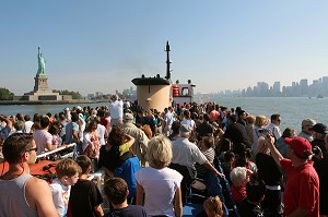TOURISTES A BORD D'UN BATEAU DE LA COMPAGNIE STATUE CRUISES SE RENDANT SUR L'ILE DE LA STATUE DE LA LIBERTE, PORT DE NEW YORK CITY, ETAT DE NEW YORK, ETATS-UNIS 