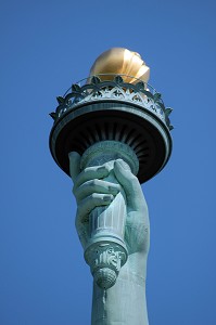 GROS PLAN SUR LA TORCHE DE LA STATUE DE LA LIBERTE, LIBERTY ISLAND, PORT DE NEW YORK CITY, ETAT DE NEW YORK, ETATS-UNIS 