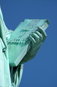 GROS PLAN SUR LA DECLARATION D'INDEPENDANCE PORTEE PAR LA STATUE DE LA LIBERTE, LIBERTY ISLAND, PORT DE NEW YORK CITY, ETAT DE NEW YORK, ETATS-UNIS 