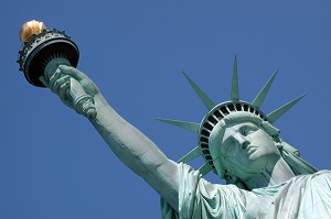 GROS PLAN SUR LE VISAGE ET LA MAIN TENANT LA TORCHE DE LA STATUE DE LA LIBERTE, LIBERTY ISLAND, PORT DE NEW YORK CITY, ETAT DE NEW YORK, ETATS-UNIS 