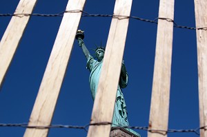STATUE DE LA LIBERTE VUE A TRAVERS UNE PALISSADE EN BOIS ET EN FIL DE FER, LIBERTY ISLAND, PORT DE NEW YORK CITY, ETAT DE NEW YORK, ETATS-UNIS 
