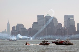 AVION REALISANT DES ACROBATIES AERIENNES LORS DE LA RED BULL AIR RACE DANS LE PORT DE NEW YORK CITY EN JUILLET 2010, ETAT DE NEW YORK, ETATS-UNIS 