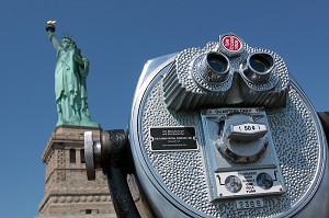 GROS PLAN SUR DES JUMELLES D'OBSERVATION VISANT LA STATUE DE LA LIBERTE, LIBERTY ISLAND, PORT DE NEW YORK CITY, ETAT DE NEW YORK, ETATS-UNIS 