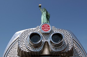 GROS PLAN SUR DES JUMELLES D'OBSERVATION VISANT LA STATUE DE LA LIBERTE, LIBERTY ISLAND, PORT DE NEW YORK CITY, ETAT DE NEW YORK, ETATS-UNIS 