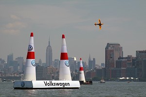 AVION REALISANT DES ACROBATIES AERIENNES LORS DE LA RED BULL AIR RACE DANS LE PORT DE NEW YORK CITY EN JUILLET 2010, ETAT DE NEW YORK, ETATS-UNIS 