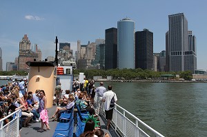 BATEAU CONDUISANT DES TOURISTES A BATTERY PARK, DANS MANHATTAN, PORT DE NEW YORK CITY, ETAT DE NEW YORK, ETATS-UNIS 
