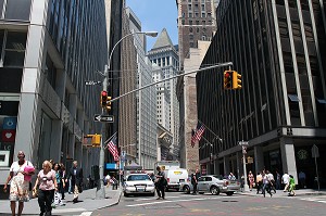 CONTROLE DE POLICE A L'ENTREE DE BROAD STREET OU SE SITUE LA BOURSE DE NEW YORK, WALL STREET, DOWNTOWN, MANHATTAN, NEW YORK CITY, ETAT DE NEW YORK, ETATS-UNIS 