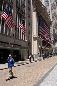 TRADER MARCHANT AVEC SON TELEPHONE PORTABLE DANS BROAD STREET. EN FOND, LE NEW YORK STOCK EXCHANGE, LA BOURSE DE WALL STREET, DOWNTOWN, MANHATTAN, NEW YORK CITY, ETAT DE NEW YORK, ETATS-UNIS 