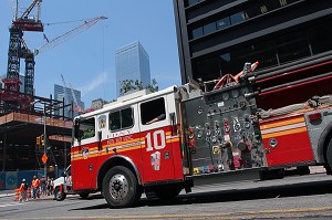 CAMION DE POMPIERS SUR LIBERTY STREET A QUELQUES METRES DE GROUND ZERO, SITE DU WORLD TRADE CENTER, FINANCIAL DISTRICT, DOWNTOWN, MANHATTAN, NEW YORK CITY, ETAT DE NEW YORK, ETATS-UNIS 