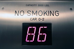 ASCENSEUR INDIQUANT LE 86EME ETAGE DE L'EMPIRE STATE BUILDING, MANHATTAN, NEW YORK CITY, ETAT DE NEW YORK, ETATS-UNIS 