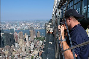 TOURISTES ADMIRANT LE PANORAMA SUR MANHATTAN DEPUIS LE TOP OF THE ROCK, TERRASSE PANORAMIQUE DU GE BUILDING, ROCKEFELLER CENTER, QUARTIER DE MIDTOWN, MANHATTAN, NEW YORK CITY, ETAT DE NEW YORK, ETATS-UNIS 