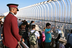 TOURISTES ADMIRANT LE PANORAMA SUR MANHATTAN DEPUIS LE TOP OF THE ROCK, TERRASSE PANORAMIQUE DU GE BUILDING, ROCKEFELLER CENTER, QUARTIER DE MIDTOWN, MANHATTAN, NEW YORK CITY, ETAT DE NEW YORK, ETATS-UNIS 