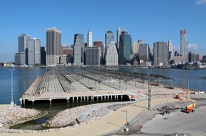 VUE DES BERGES DE L'EAST RIVER ET LA SKYLINE DE MANHATTAN DEPUIS LA PROMENADE DE BROOKLYN HEIGHTS, NEW YORK CITY, ETAT DE NEW YORK, ETATS-UNIS 