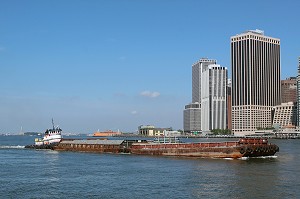 TUG BOAT SUR L'EAST RIVER PASSANT DEVANT LA SKYLINE DE MANHATTAN, PORT DE NEW YORK CITY, ETAT DE NEW YORK, ETATS-UNIS 