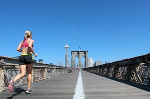 JOGGEUSE TRAVERSANT LA PASSERELLE DU PONT DE BROOKLYN (BROOKLYN BRIDGE), NEW YORK CITY, ETAT DE NEW YORK, ETATS-UNIS 