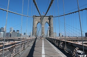 PASSERELLE POUR PIETONS DU PONT DE BROOKLYN (BROOKLYN BRIDGE), NEW YORK CITY, ETAT DE NEW YORK, ETATS-UNIS 
