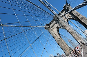 UNE PILE ET LES CABLES DU PONT DE BROOKLYN (BROOKLYN BRIDGE), NEW YORK CITY, ETAT DE NEW YORK, ETATS-UNIS 