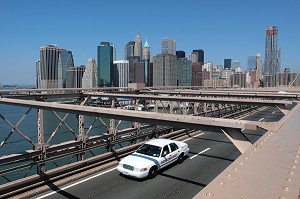 VOITURE TRAVERSANT LE PONT DE BROOKLYN (BROOKLYN BRIDGE), NEW YORK CITY, ETAT DE NEW YORK, ETATS-UNIS 