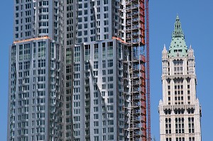 CONTRASTE ENTRE LE WOOLWORTH BUILDING (A DROITE) ET LA BEEKMAN TOWER CONSTRUITE EN 2010 PAR L'ARCHITECTE FRANK GEHRY, DOWNTOWN, MANHATTAN, NEW YORK CITY, ETAT DE NEW YORK, ETATS-UNIS 